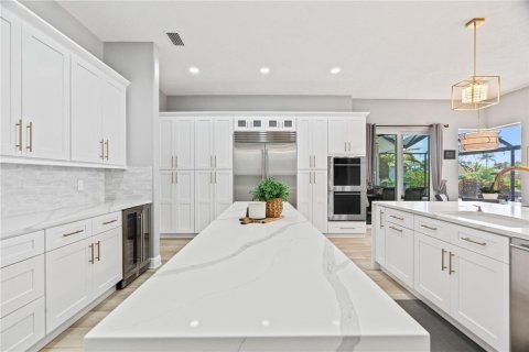 House in Tampa, Florida 5 bedrooms, 321.35 sq.m. № 1687079 - photo 7