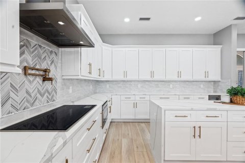 House in Tampa, Florida 5 bedrooms, 321.35 sq.m. № 1687079 - photo 5