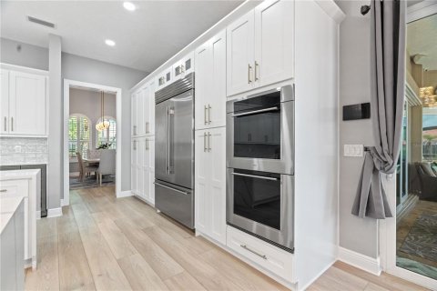 House in Tampa, Florida 5 bedrooms, 321.35 sq.m. № 1687079 - photo 8
