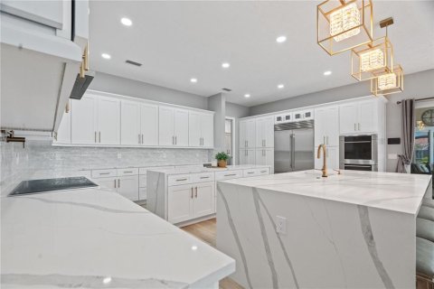 House in Tampa, Florida 5 bedrooms, 321.35 sq.m. № 1687079 - photo 4