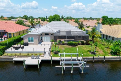 House in Tampa, Florida 5 bedrooms, 321.35 sq.m. № 1687079 - photo 27