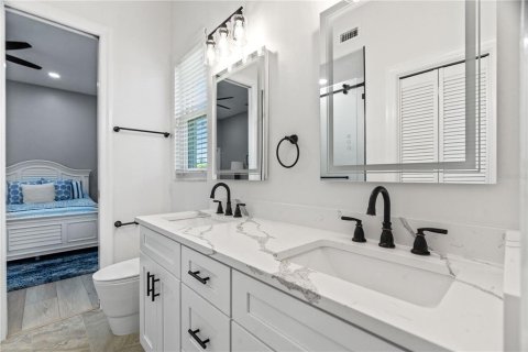 House in Tampa, Florida 5 bedrooms, 321.35 sq.m. № 1687079 - photo 21