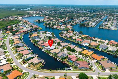 House in Tampa, Florida 5 bedrooms, 321.35 sq.m. № 1687079 - photo 30