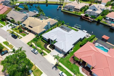 House in Tampa, Florida 5 bedrooms, 321.35 sq.m. № 1687079 - photo 24