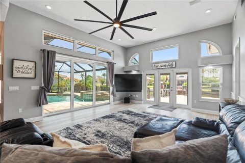 House in Tampa, Florida 5 bedrooms, 321.35 sq.m. № 1687079 - photo 11