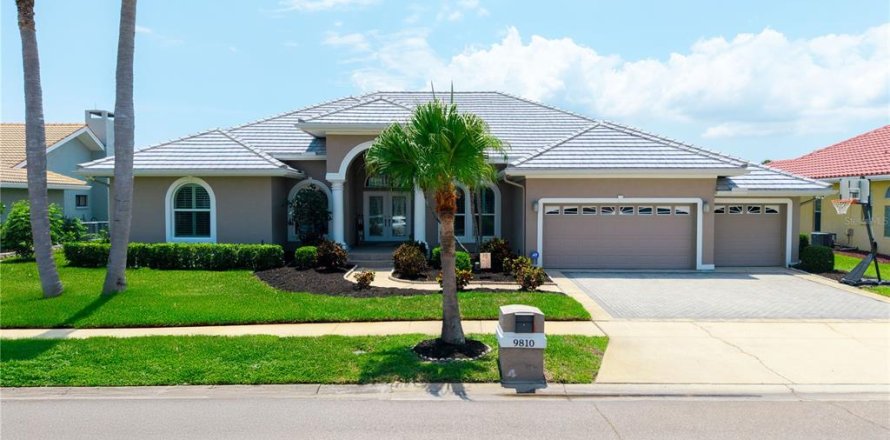 House in Tampa, Florida 5 bedrooms, 321.35 sq.m. № 1687079
