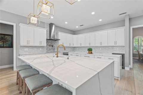 House in Tampa, Florida 5 bedrooms, 321.35 sq.m. № 1687079 - photo 2