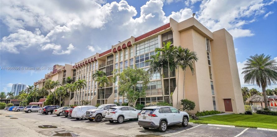 Condo in Hallandale Beach, Florida, 2 bedrooms  № 1957170