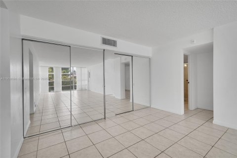 Condo in Hallandale Beach, Florida, 2 bedrooms  № 1957170 - photo 14