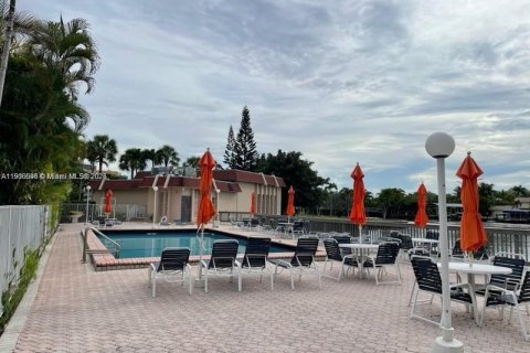 Condo in Hallandale Beach, Florida, 2 bedrooms  № 1957170 - photo 7