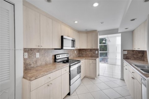 Condo in Hallandale Beach, Florida, 2 bedrooms  № 1957170 - photo 13
