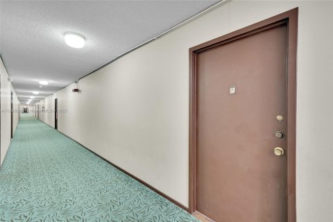 Condo in Hallandale Beach, Florida, 2 bedrooms  № 1957170 - photo 8