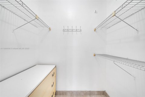 Condo in Hallandale Beach, Florida, 2 bedrooms  № 1957170 - photo 17