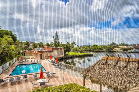 Condo in Hallandale Beach, Florida, 2 bedrooms  № 1957170 - photo 2