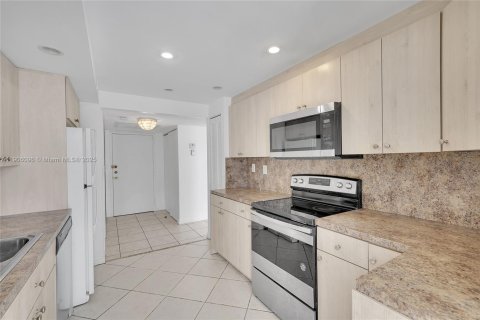 Condo in Hallandale Beach, Florida, 2 bedrooms  № 1957170 - photo 11