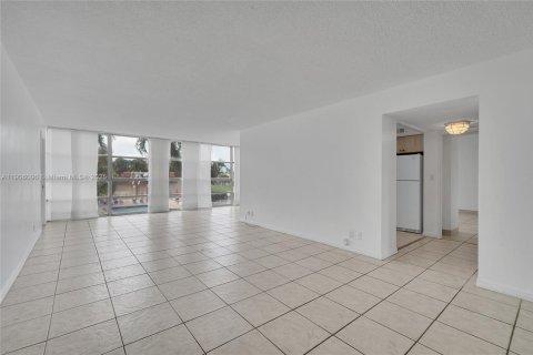 Condo in Hallandale Beach, Florida, 2 bedrooms  № 1957170 - photo 25