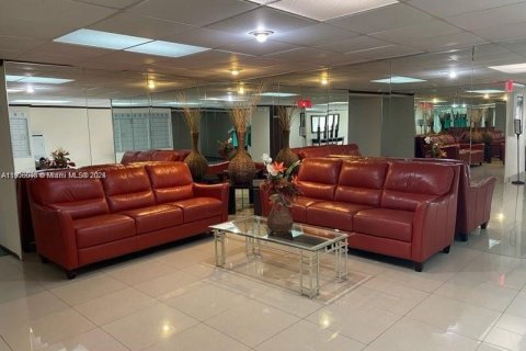 Condo in Hallandale Beach, Florida, 2 bedrooms  № 1957170 - photo 5