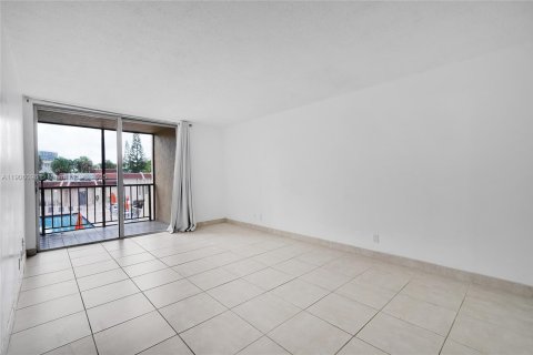 Condo in Hallandale Beach, Florida, 2 bedrooms  № 1957170 - photo 23