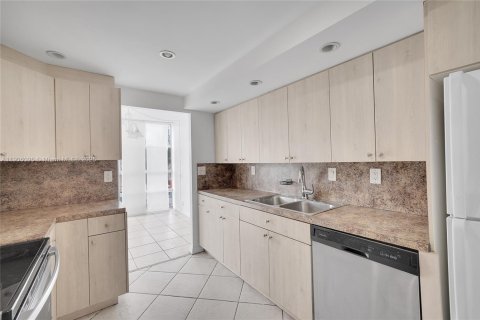 Condo in Hallandale Beach, Florida, 2 bedrooms  № 1957170 - photo 12