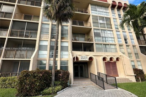 Condo in Hallandale Beach, Florida, 2 bedrooms  № 1957170 - photo 3
