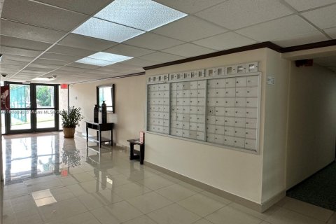 Condo in Hallandale Beach, Florida, 2 bedrooms  № 1957170 - photo 4