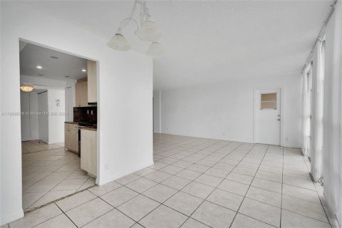 Condo in Hallandale Beach, Florida, 2 bedrooms  № 1957170 - photo 24