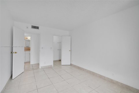 Condo in Hallandale Beach, Florida, 2 bedrooms  № 1957170 - photo 18