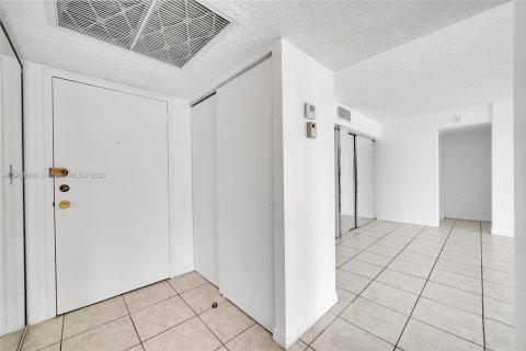 Condo in Hallandale Beach, Florida, 2 bedrooms  № 1957170 - photo 9