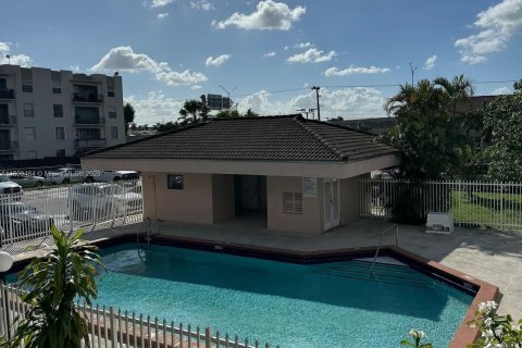 Touwnhouse à vendre à Hialeah, Floride: 3 chambres, 130.06 m2 № 1749971 - photo 1