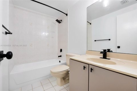 Adosado en alquiler en Miami Lakes, Florida, 3 dormitorios, 187.2 m2 № 1993599 - foto 25