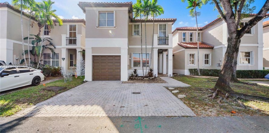 Adosado en Miami Lakes, Florida 3 dormitorios, 187.2 m2 № 1993599