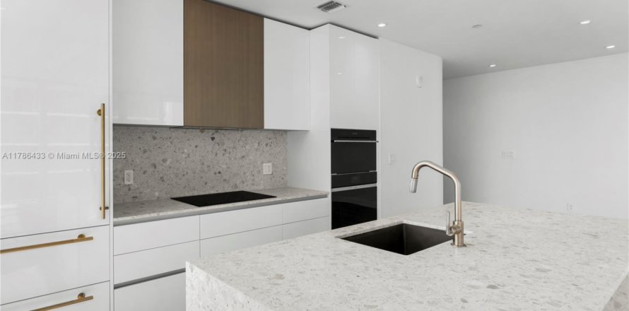 Condominio en Miami, Florida, 3 dormitorios  № 1701798
