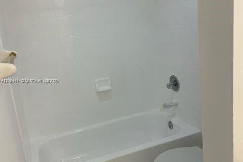 Снять в аренду кондоминиум в Майами, Флорида 2 спальни, 108.7м2, № 1850605 - фото 9
