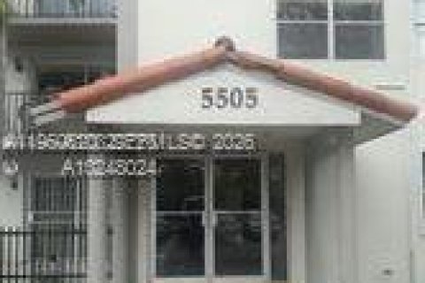 Condominio en alquiler en Miami, Florida, 2 dormitorios, 81.94 m2 № 2005957 - foto 8