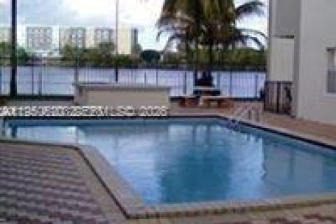 Condominio en alquiler en Miami, Florida, 2 dormitorios, 81.94 m2 № 2005957 - foto 7