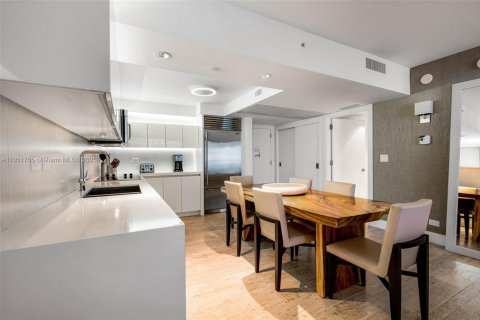 Condo in Miami Beach, Florida, 2 bedrooms  № 2022977 - photo 12
