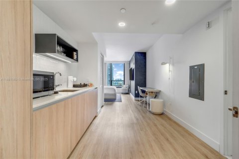 Estudio en el Condominio en Miami, Florida  № 2059817
