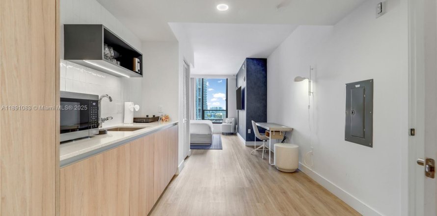 Estudio en el Condominio en Miami, Florida  № 2059817