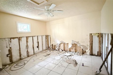 House in Port Richey, Florida 3 bedrooms, 107.4 sq.m. № 1858400 - photo 12