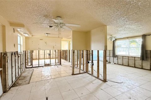 House in Port Richey, Florida 3 bedrooms, 107.4 sq.m. № 1858400 - photo 9