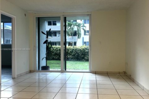Condo in Hialeah Gardens, Florida, 2 bedrooms  № 1950979 - photo 4