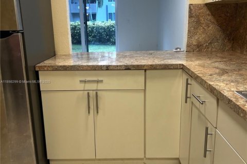 Condo in Hialeah Gardens, Florida, 2 bedrooms  № 1950979 - photo 5