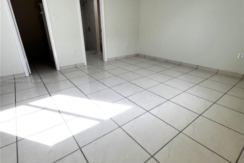 Condo in Hialeah Gardens, Florida, 2 bedrooms  № 1950979 - photo 7