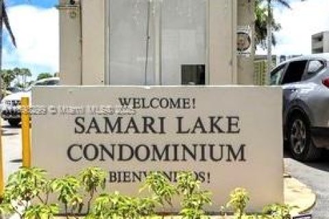Condo in Hialeah Gardens, Florida, 2 bedrooms  № 1950979 - photo 1