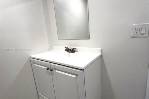 Condo in Hialeah Gardens, Florida, 2 bedrooms  № 1950979 - photo 10