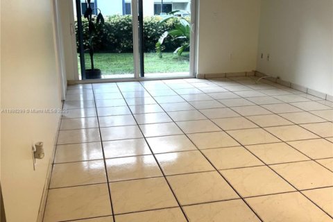 Condo in Hialeah Gardens, Florida, 2 bedrooms  № 1950979 - photo 3