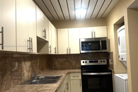 Condo in Hialeah Gardens, Florida, 2 bedrooms  № 1950979 - photo 6