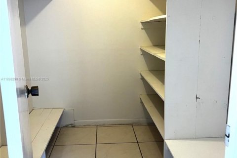 Condo in Hialeah Gardens, Florida, 2 bedrooms  № 1950979 - photo 11