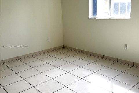 Condo in Hialeah Gardens, Florida, 2 bedrooms  № 1950979 - photo 12