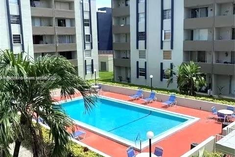 Condo in Hialeah Gardens, Florida, 2 bedrooms  № 1950979 - photo 2